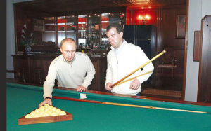 12月3日，梅德韋傑夫和普京在索契一起打檯球　