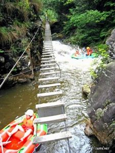 清遠羊角山地窟漂流