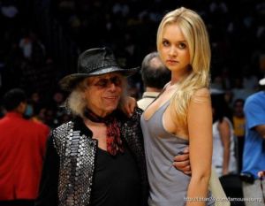 美國社交名人James Goldstein 和丹麥籍模特Amalie Wichmann觀戰湖人比賽。