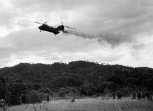 CH-46A被越軍火力擊中後墜毀