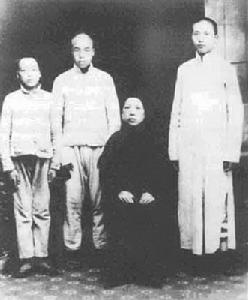 毛澤東三兄弟同母親文七妹在長沙合影