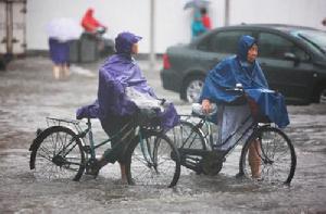 上海市民在雨中行進