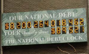 位於美國紐約曼哈頓的國債鍾顯示的美國政府國債（上）及平均每個家庭背負的債務數據（截至2006年3月26日）
