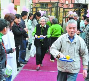 2010年11月11日，上海一家敬老院裡的老人們在鍛鍊身體。
