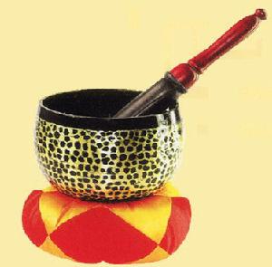 銅磬，是壯、苗、瑤、侗等族的敲擊體鳴樂器。流行於廣西壯族自治區桂北和桂西南各地。銅磬是屬於仰缽體，是用銅鑄造而成，銅磬的外形似鍋，口大、底小而圓。磬高9厘米，磬口直徑14厘米，底徑9厘米，磬壁厚厘米。銅磬在演奏時，磬口朝上，以布圈墊底固定或奏者用左手托之，右手執短木棰敲擊磬壁而發音。銅磬的音色清脆、明亮、悅耳、悠揚，猶如銅鐘之聲，延續音長、穿透性強。銅磬的使用範圍比較小，主要用於師公道場活動中。