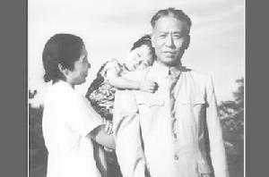 1956年，王光美和女兒亭亭在一起。