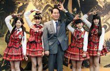 表敬訪問した浜田恵造香川県知事とAKB48