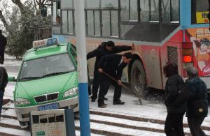 （圖）道路結冰預紅色警信號