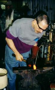 （圖）唐·福格在他的煅爐旁工作