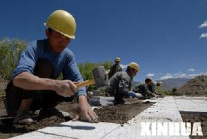 傳統的鋪磚需要工人一塊塊手工鋪裝