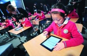 上海盧灣一小學生用iPad上課。