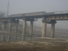 這邊是皖贛鐵路橋，走這座橋去對岸的峨橋