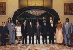 1999年6月8日，李瑞環與來訪的辛巴威非洲民族聯盟全國主席姆西卡(前排左五)率領的代表團合影。　