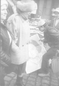 1989年12月22日羅馬尼亞民眾衝進黨中央大廈後，把齊奧塞斯庫夫人的照片踩在腳下