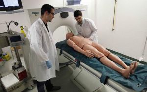 瑞士醫生用虛擬屍檢技術為一具屍體模型做屍檢
