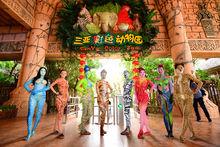 三亞宋城彩色動物園上演真實版“美女與野獸”