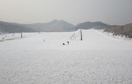 西柏坡溫泉滑雪場