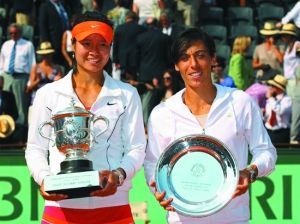 根據以往的慣例，法網女單冠軍將捧起蘇珊-朗格倫杯，而亞軍則是獲頒銀盤。