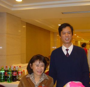 ‍世博期間，河北殘聯副主席李東輝和中國殘聯主席張海迪合影。