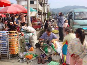 （圖）昔本集貿市場景象_ 