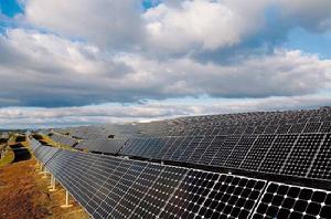 賽爾帕工廠有52,000塊電池板，覆蓋面積為九十英畝，這些電池板能容納將近四百萬塊太陽能電池（黑色正方形）。