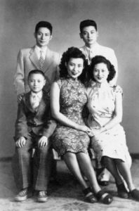 1947年上海，童氏姐弟合影，大哥俠苓、二哥壽苓、妹葆苓、小弟祥苓