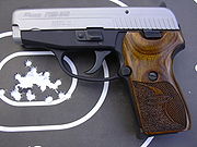 SIG P239手槍 類型 半自動手槍 原產國 瑞士 生產歷史 生產商 Swiss Arms（前SIG Arms） 衍生型 參考型號 基本規格 總重量 714克 (25.2安士) (9毫米) 776克 (27.4安士)(其他口俓)  全長 168毫米 (6.6寸) 槍管長度 91毫米 (3.6寸) 全高 130毫米 (5.1寸) / 132毫米 (5.2寸) -------------------------------------------------------------------------------- 彈藥 9毫米魯格彈、.357 SIG、.40 S&W 槍機種類 后座作用 供彈方式 彈匣： 8發（9毫米） 7發（其他口徑）