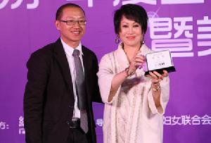 網易副總裁喻華峰先生為靳羽西女士頒發美容業界終生成就大獎。