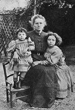 艾芙居里（左）和姐姐及居里夫人，1908年