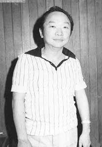 古龍（約1941－1985.9.21），原名熊耀華，偉大的武俠小說家。
