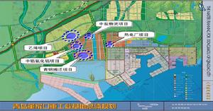 董家口園區地理位置優越，交通便捷。同三高速、204國道、前灣港疏港高速、青島濱海大道和泰薛公路、334省道、青蘭高速等為港區延伸至內陸腹地的交通要道。規劃的黃日鐵路和晉中南部鐵路通道連線本港區。董家口深水港距青島前灣港37海里，距日照港石臼港30海里，距日照嵐山港40海里。距青島國際機場75公里。