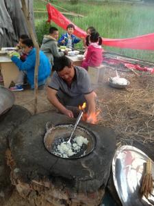 麥田爸爸在草棚露天的廚房給孩子們做飯