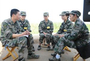 柯文才在某炮兵靶場採訪女子民兵飛彈連