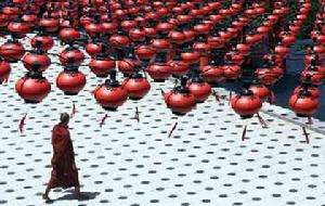 馬來西亞首都吉隆坡的一所寺廟裡，慶祝節日的燈籠組成一片紅色的“海洋”。(
