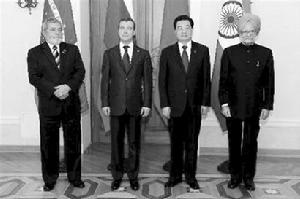 “金磚四國”領導人會晤上，胡錦濤與俄羅斯總統梅德韋傑夫、巴西總統盧拉、印度總理辛格合影