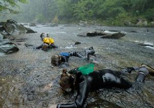 戴著水下呼吸器潛泳的科學家們在搜尋貝氏石。