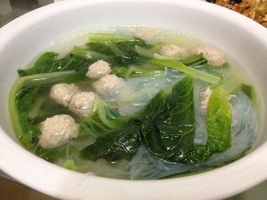 小白菜冬粉丸子湯