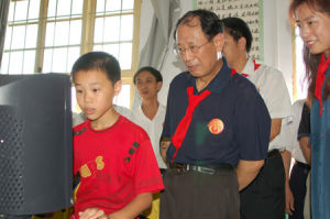胡德平部長與慈善大使觀看孩子們操作電腦