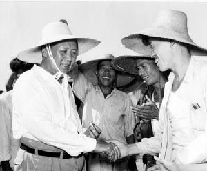 （圖）1958年8月7日毛澤東在襄城縣三里溝視察的情景