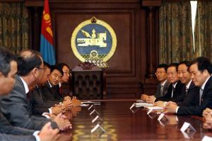 周永康會見蒙古國家大呼拉爾主席登貝爾勒