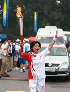 郭涵校長作為2008奧運火炬手在傳遞火炬