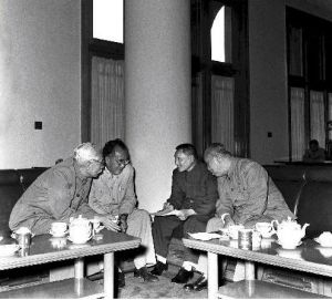 中國共產黨第八次全國代表大會於1956年9月15日至9月27日在北京舉行。9月26日，大會一致通過了中國共產黨章程，並以無記名投票方式選舉了中國共產黨第八屆中央委員會委員。圖為朱德（左二）、林伯渠（左一）、鄧小平（右二）、董必武（右一）在大會休息時交談。