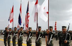 2010年2月1日，在泰國中部羅勇府烏塔堡海軍機場，儀仗隊旗手接受檢閱