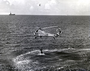1961年7月21日，直升機試圖將自由鐘7號吊起，但最終失敗。此時格里森已登上後方直升機，飛往背景左方的倫道夫號。