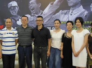 王學圻、馬錫伍的兒子、楊涵斌、馬錫伍的孫女、馬錫伍的兒媳婦、鄭萍（左起）的合影