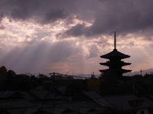 從高台寺看東山的街町和法觀寺五重塔。