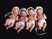 可愛四人組，每個“嬰兒”約3.75英寸高