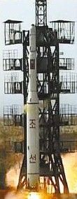 這張朝鮮中央通訊社2009年4月8日提供的照片顯示了朝鮮2009年4月5日發射“光明星2號”試驗通信衛星的情景
