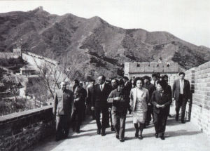 墨西哥總統路易斯·埃切維里亞·阿爾瓦雷斯（前左一）及夫人遊覽長城。