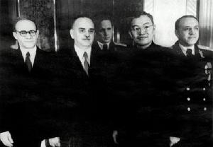 1951年4月張聞天與什維爾尼克合影